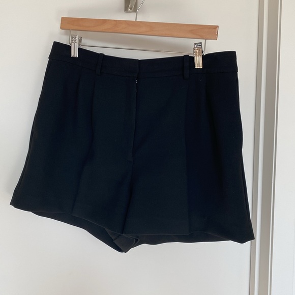 Babaton Pleated Mini Short - Picture 10 of 11